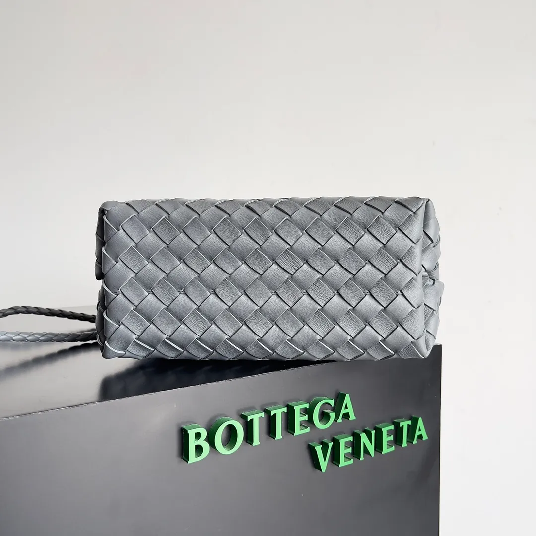 The 2023 new Andiamo batch of 1860 BV has been shipped‼ ️Really popular🔥The new Andiamo woven handbag launched by Bottega Veneta this season is really popular all over the world! ! Celebrities at home and abroad have worn it, and Oscar-winning actress Michelle Yeoh has taken it out on the street. Song Jia, Trai Yara, Yu Feihong, Sanji Ayaka, Rosie Hunting-Whiteley, Yoshioka Riho, etc. have all picked up this bag. It is classic and versatile, showing off its temperament, and the bag capacity is also large, which is very convenient for daily commuting! ! A variety of carrying methods, the shoulder straps can be adjusted by yourself, the original lambskin feels soft and delicate, and the neutral style is made to break gender boundaries and bring a more practical and longer-lasting use experience. Andiamo, which has both elegant and casual styles, perfectly interprets the true appearance of "fashionable old money style". Style number: 743568 Size: 25*22*10.5cm